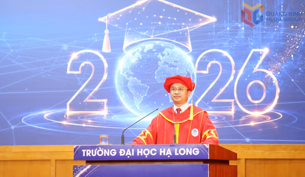 Đồng chí Nguyễn Đức Tiệp, Bí thư Đảng ủy, Hiệu trưởng Trường Đại học Hạ Long, phát biểu tại buổi lễ.