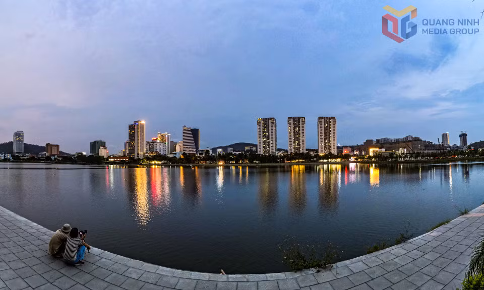 Các nghệ sĩ nhiếp ảnh say sưa chọn những góc hình đẹp. (Trong ảnh: Hồ điều hoà Hùng Thắng, phường Bãi Cháy)