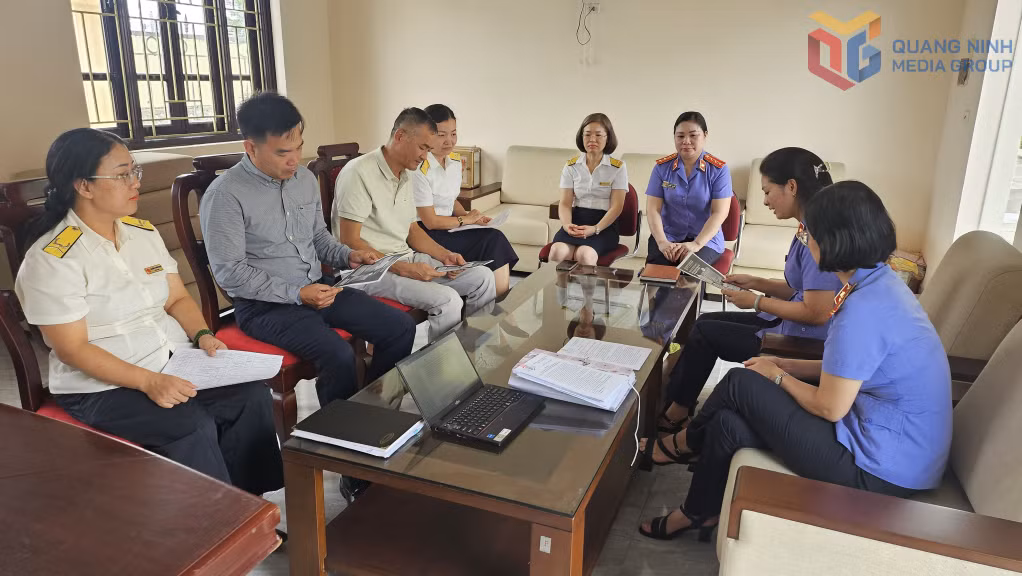Tổ công tác liên ngành của Viện KSND khu vực 2 và Thuế cơ sở 4 tuyên truyền về Nghị quyết số 205/2025/QH15 tới các tổ, chức cá nhân nợ thuế.