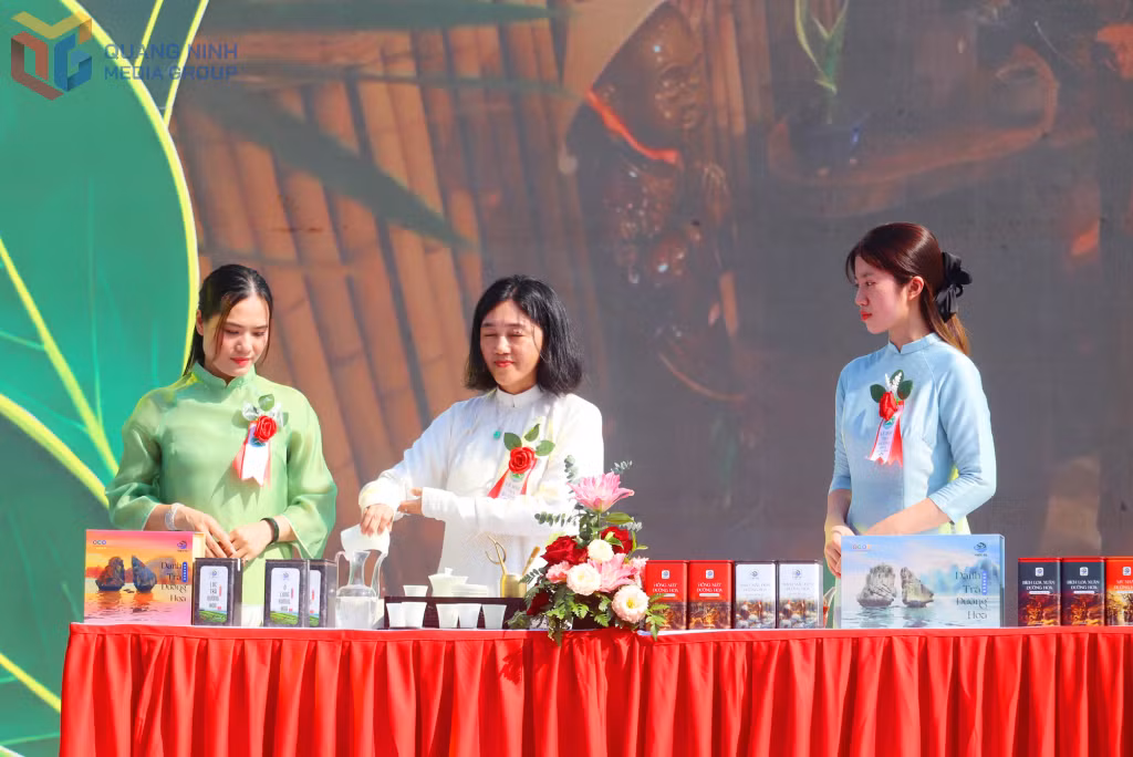 Lễ khai mạc còn trình diễn nghi lễ pha trà của nghệ nhân.