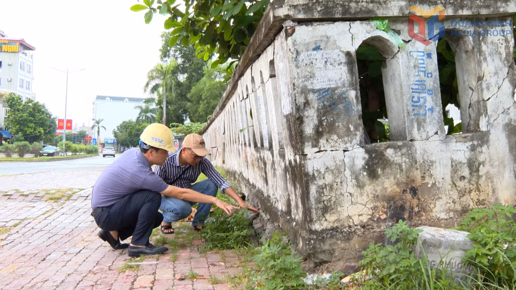 Một vị trí cho thấy cốt nền đang bị sụt lún nghiêm trọng tại khu vực cống thoát nước liên phường qua đường Trần Thái Tông, giáp ranh giữa phường Hồng Gai và phường Cao Xanh.
