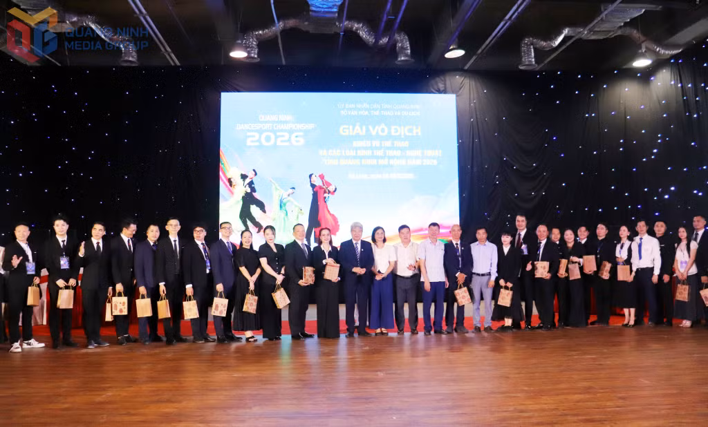 BTC trao quà, vinh danh đội ngũ trọng tài tham gia giải đấu, trong đó có nhiều trọng tài quốc gia, quốc tế nổi tiếng.