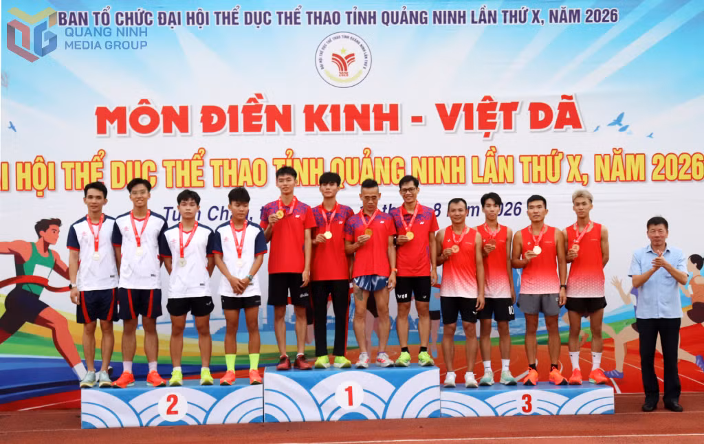 BTC trao giải cho các VĐV xuất sắc nhất ở nội dung hỗn hợp 4x200m.