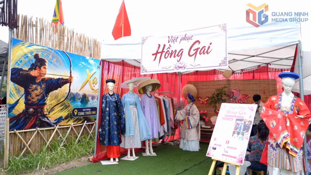 Chương trình kết hợp trải nghiệm cung thuật và các trang phục cổ của Việt Nam.