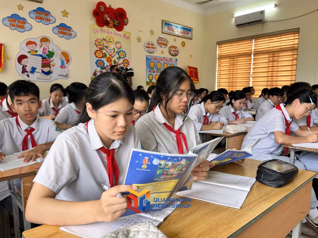 Năm học mới 2026-2027, Quảng Ninh là một trong những địa phương đi đầu cả nước triển khai chính sách cho học sinh mượn sách giáo khoa miễn phí.