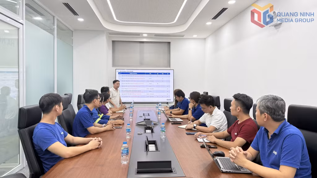 Đối thoại giữa Ban lãnh đạo Công ty, Công đoàn và đại diện công nhân ở các tổ sản xuất.