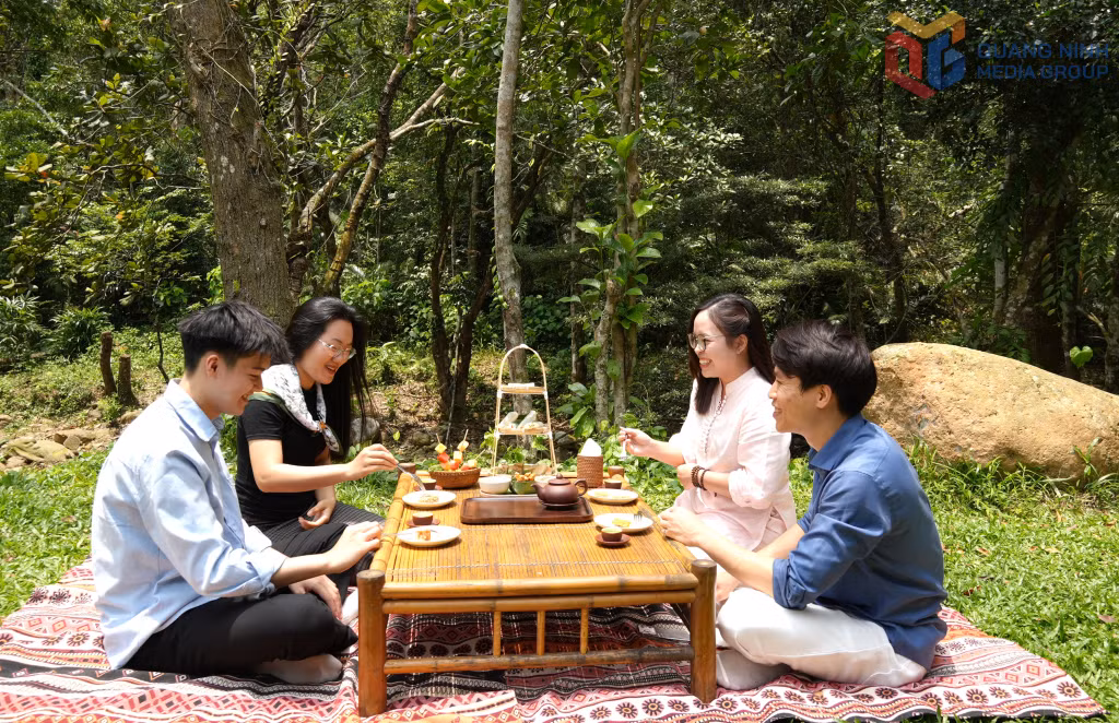 Du khách trải nghiệm không gian tĩnh lặng dưới chân núi Yên Tử.