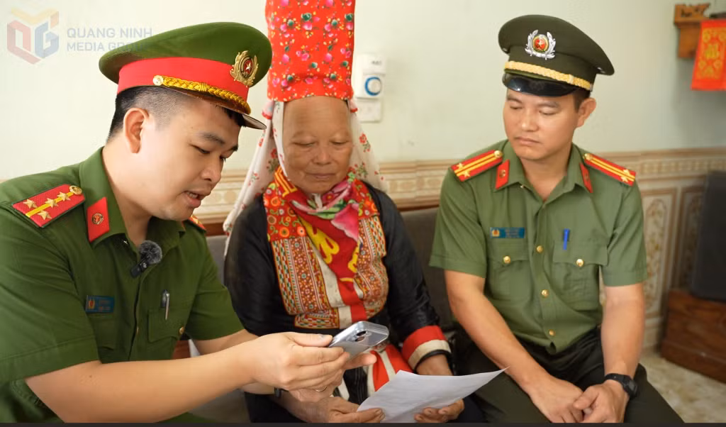 Công an xã Đông Ngũ thường xuyên tuyên truyền cho bà con vùng đồng bào dân tộc thiểu số về các thủ đoạn lừa đảo trên không gian mạng.