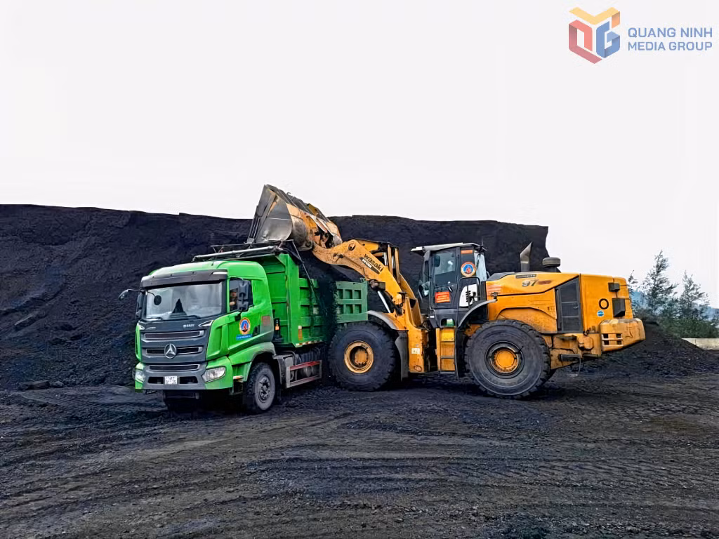 Công ty Xây dựng Công nghiệp mỏ chú trọng đầu tư máy móc, thiết bị, nâng cao hiệu quả sản xuất.