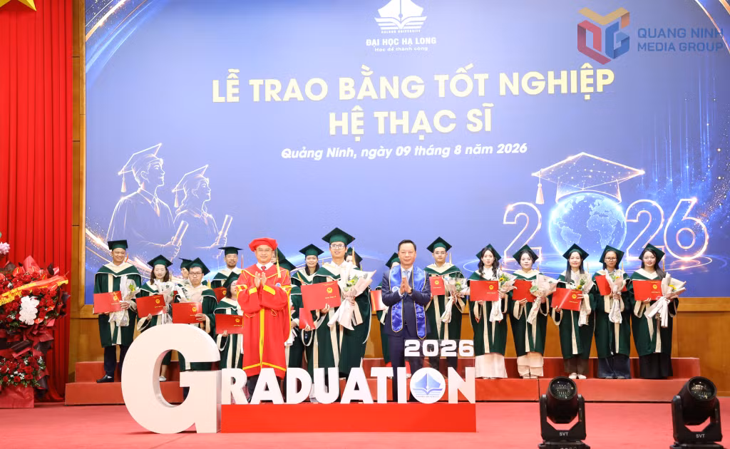 Đồng chí Lê Văn Ánh, Phó Chủ tịch UBND tỉnh và đồng chí Nguyễn Đức Tiệp, Hiệu trưởng Trường Đại học Hạ Long trao bằng tốt nghiệp cho các tân thạc sĩ.
