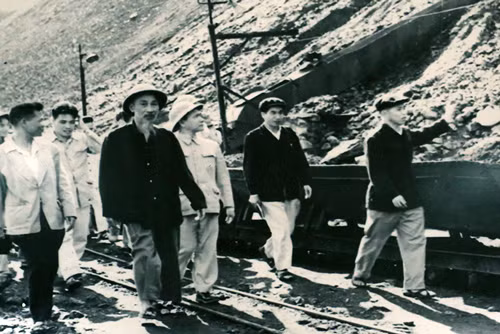 Chủ tịch Hồ Chí Minh thăm mỏ than Đèo Nai, ngày 30/3/1959. Ảnh tư liệu