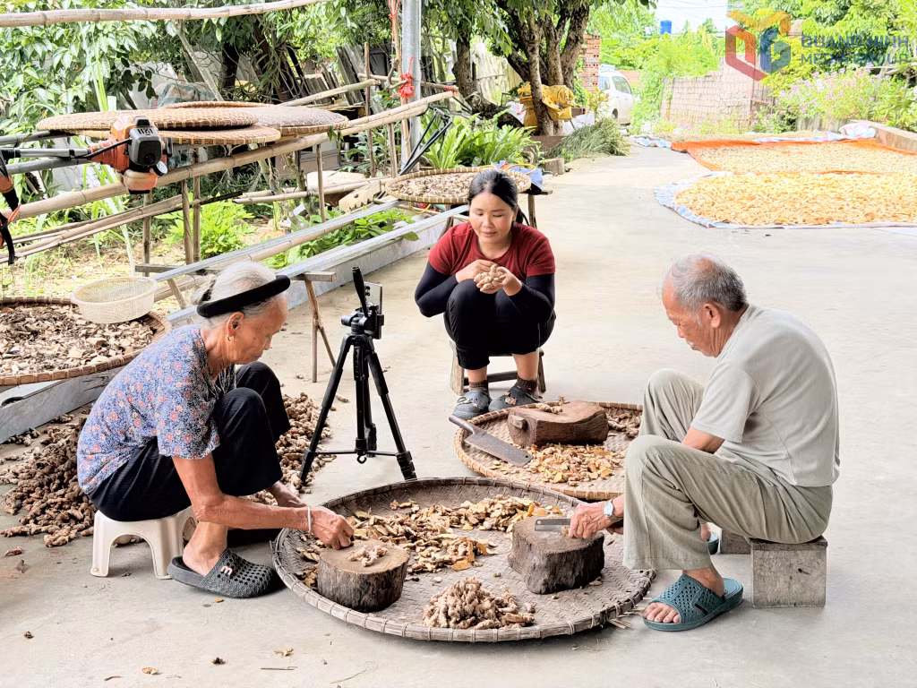 Các trang mạng xã hội của chị Nguyễn Thị Hằng, khu Tràng Lương thu hút đông người theo dõi.