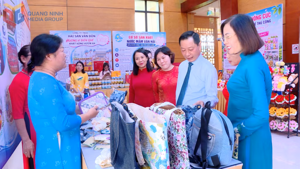 Các đại biểu tham quan các gian hàng của các doanh nghiệp nữ trên địa bàn tỉnh.