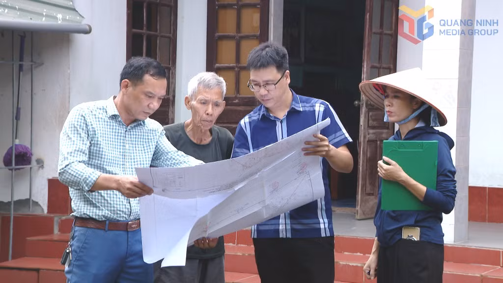 Cán bộ xã Quảng Đức cùng người dân thôn Hải Tiến, rà soát bản đồ, xác định ranh giới diện tích thu hồi phục vụ Dự án CCN Quảng Thành.