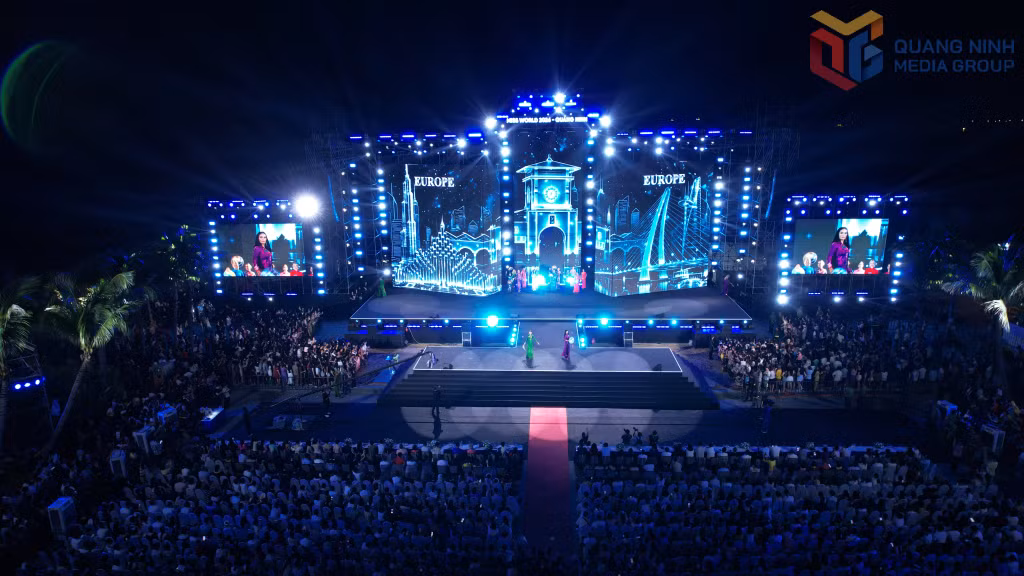 Đêm khai mạc Miss World 2026 với chủ đề “Welcome Miss World to Quảng Ninh - Việt Nam” được tổ chức tại Quảng trường biển Halong Marina bên bờ vịnh Hạ Long xinh đẹp, thu hút khoảng 10.000 đại biểu, nhân dân và du khách tham dự. Ảnh: Việt Anh.