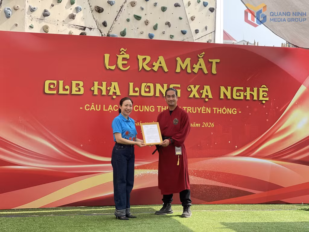 Bà Bùi Thị Vân Anh, Giám đốc Cung Văn hóa Thanh thiếu nhi Quảng Ninh trao quyết định thành lập CLB Hạ Long Xạ Nghệ cho chủ nhiệm CLB.