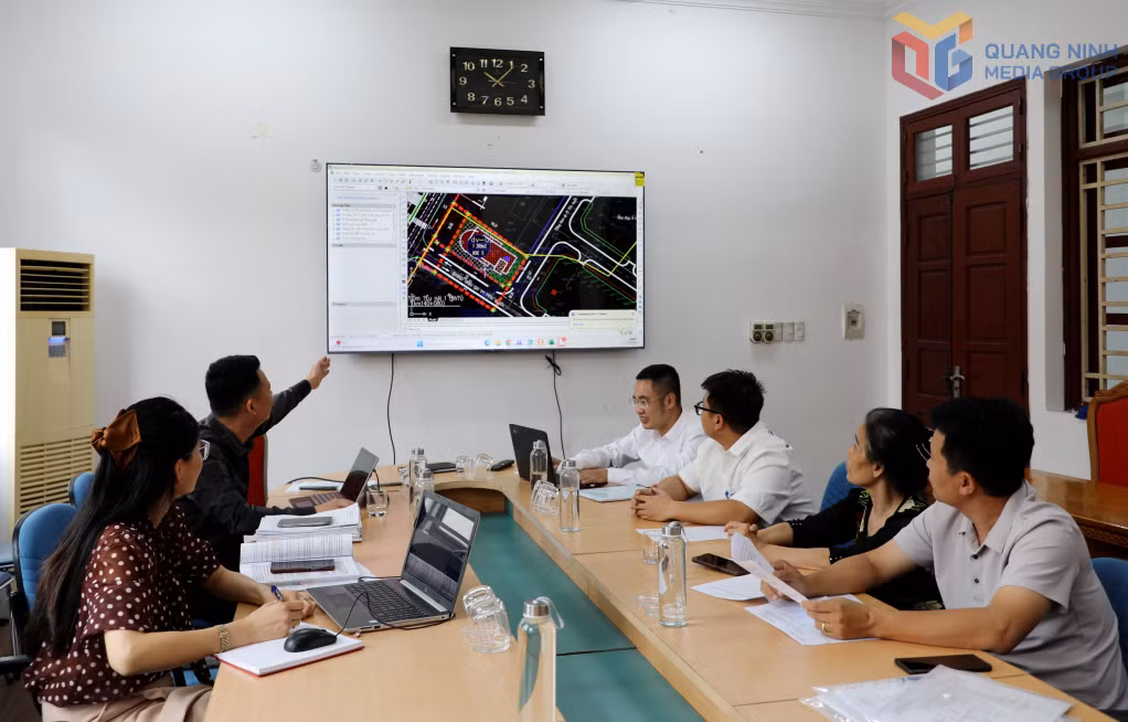 Trung tâm cung ứng dịch vụ phường Quang Hanh thực hiện số hóa hồ sơ trong hỗ trợ GPMB các dự án trên địa bàn. Ảnh: Mạnh Trường