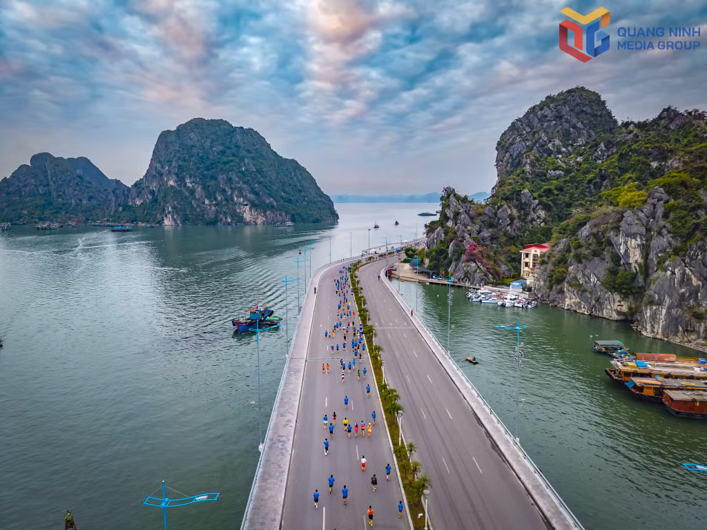 Cung đường Giải Marathon Quốc tế Di sản Hạ Long mang đến trải nghiệm đặc biệt cho các vận động viên khi chạy giữa không gian cảnh quan kỳ vĩ.