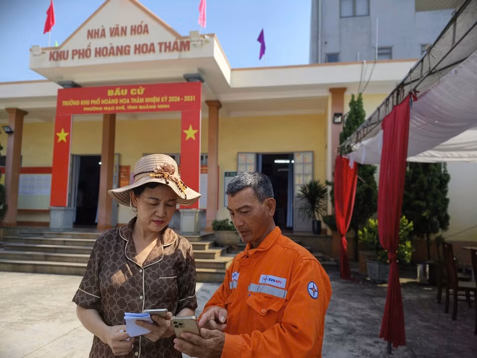 Nhân viên các Điện lực trực thuộc hướng dẫn cài đặt App EVN CSKH cho các khách hàng sử dụng điện trên địa bàn tỉnh.