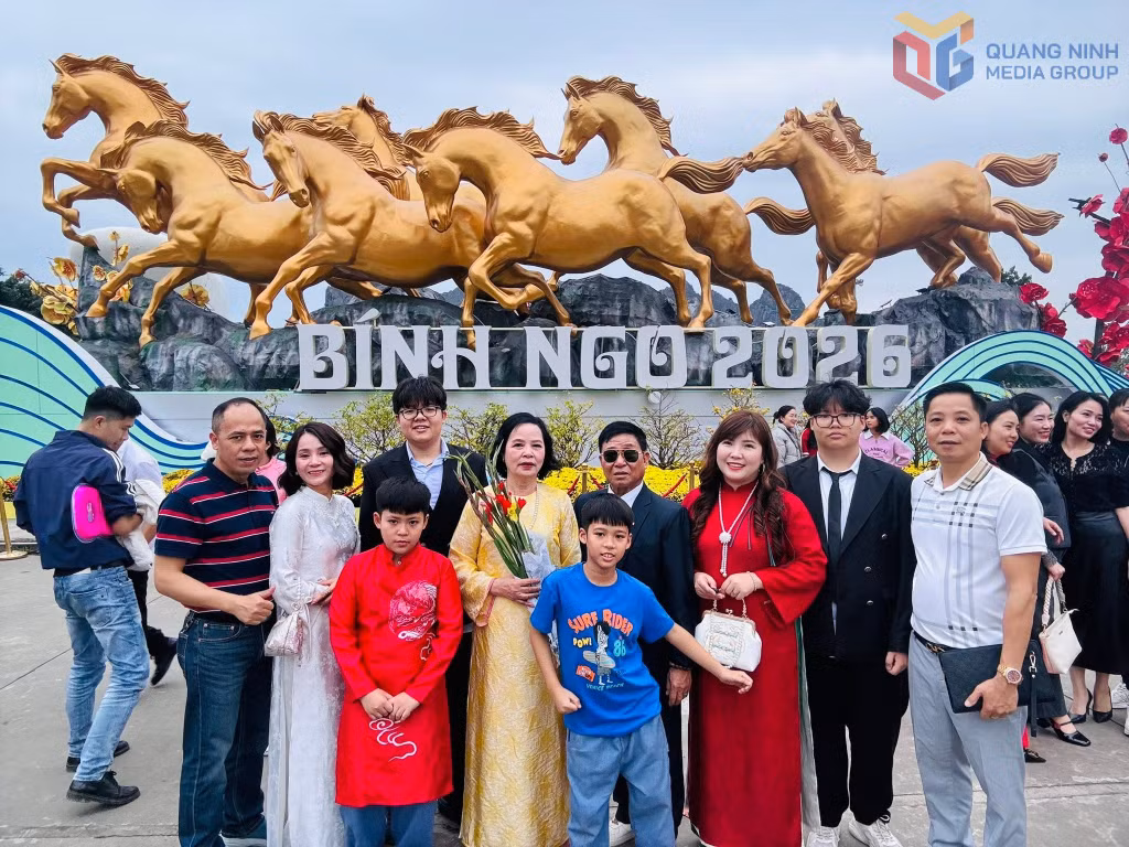 Chị Trần Thị Thanh Thủy (áo dài trắng) cùng gia đình chụp ảnh lưu niệm tại Quảng trường 30/10 nhân dịp về thăm Hạ Long Tết Nguyên đán 2026.