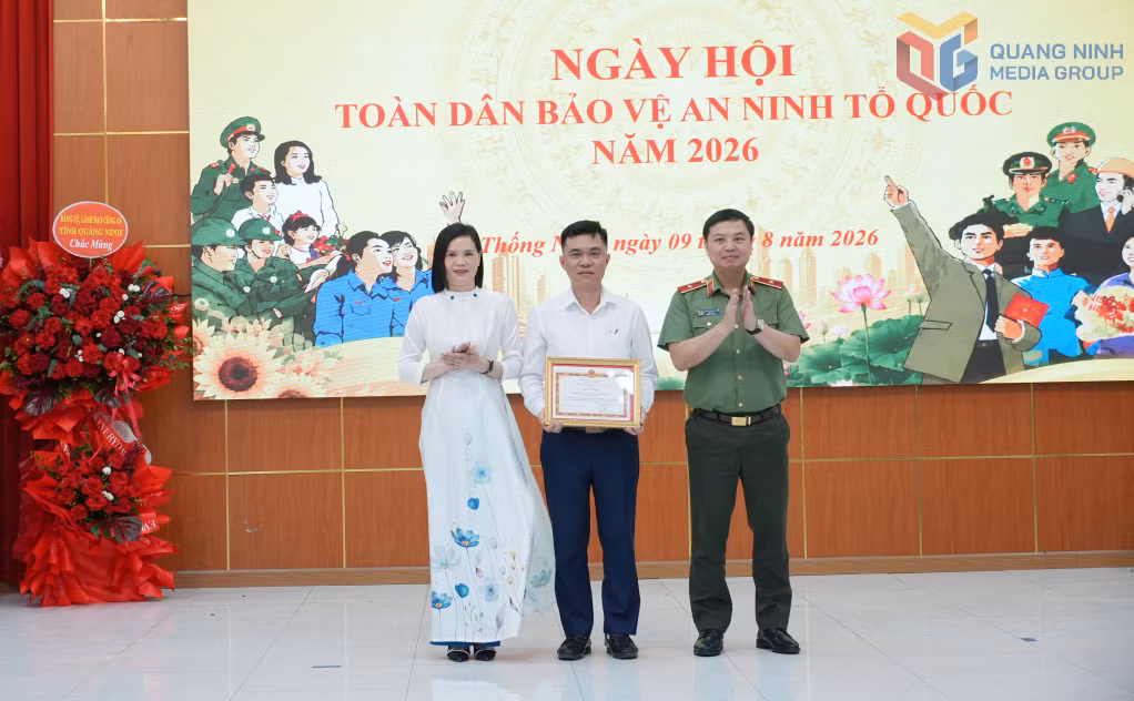 Thiếu tướng Nguyễn Tiến Trung tặng Giấy khen cho xã Thống Nhất vì có thành tích xuất sắc trong thực hiện phong trào 