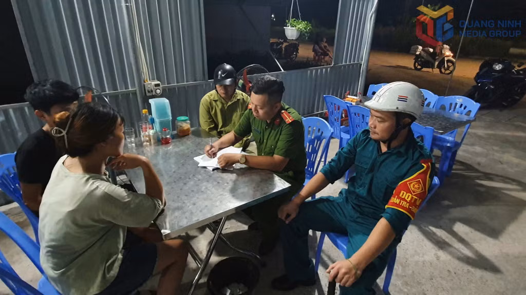 Công an xã Bình Liêu cùng các lực lượng chức năng xử lý các trường hợp vi phạm các quy định khi tham gia giao thông.