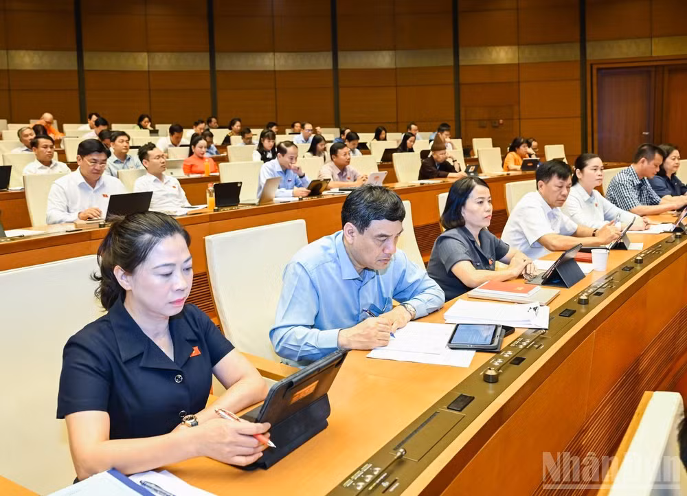 Quốc hội thảo luận ở Hội trường. (Ảnh: DUY LINH)
