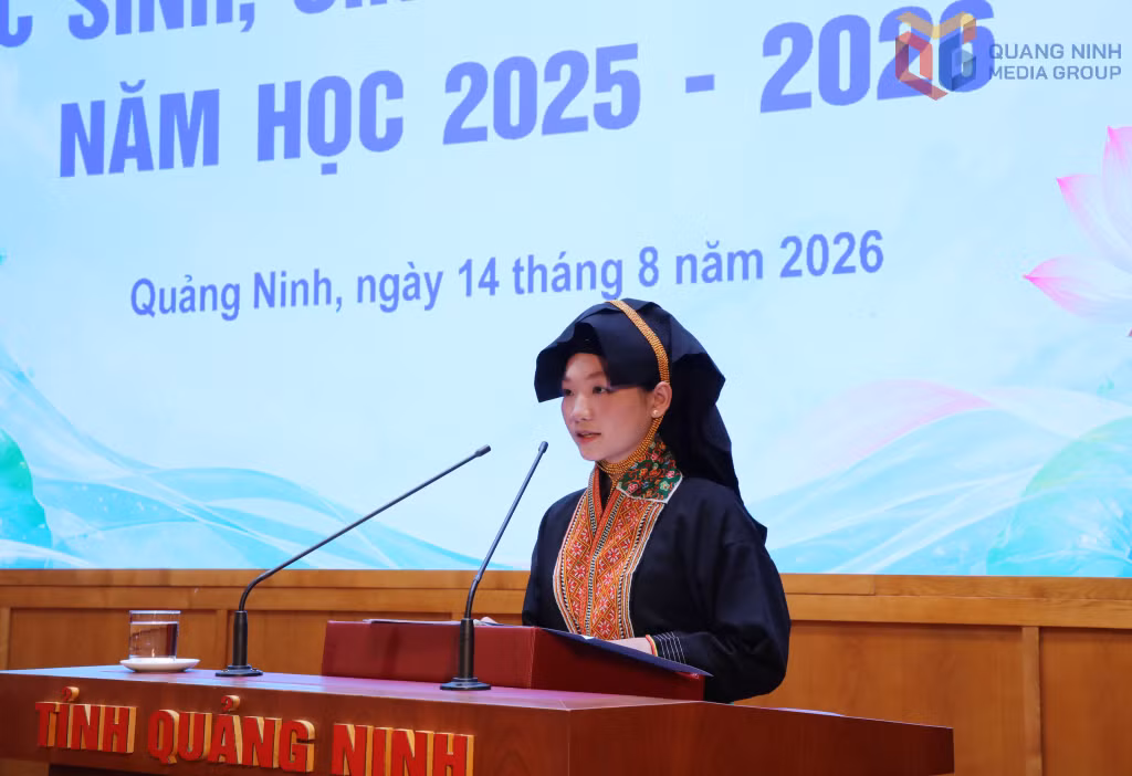 Học sinh Triệu Li Na, học sinh lớp 9A2, Trường PTDT Nội trú THCS và THPT Tỉnh Quảng Ninh, chia sẻ về hành trình vượt khó vươn lên trong học tập.