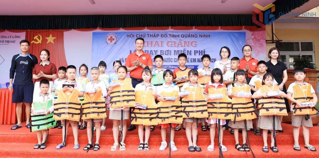 Chị Trần Thị Hồng Ninh (thứ 2, bên phải), Chủ tịch Hội Chữ thập đỏ phường Cửa Ông, tại lễ khai mạc Chương trình dạy bơi miễn phí, phòng, chống đuối nước cho trẻ em tại Trường Tiểu học Võ Thị Sáu (phường Cửa Ông), tháng 7/2026.
