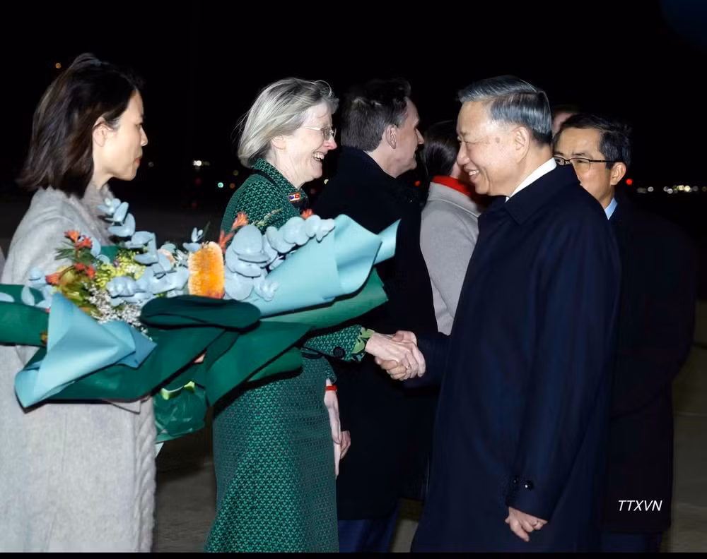 Quan chức Australia cùng cán bộ, nhân viên Đại sứ quán và các cơ quan đại diện Việt Nam tại Australia đón Tổng Bí thư, Chủ tịch nước Tô Lâm tại sân bay Canberra, tiếp tục chương trình thăm cấp Nhà nước Australia. (Ảnh: TTXVN)