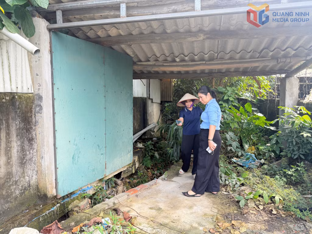 Một điểm cống thoát nước từ sườn đồi xuống đường Uông Thượng. Hệ thống cống nhỏ, nhiều đoạn xuống cấp, không đủ khả năng tiêu thoát nước khi mưa lớn.