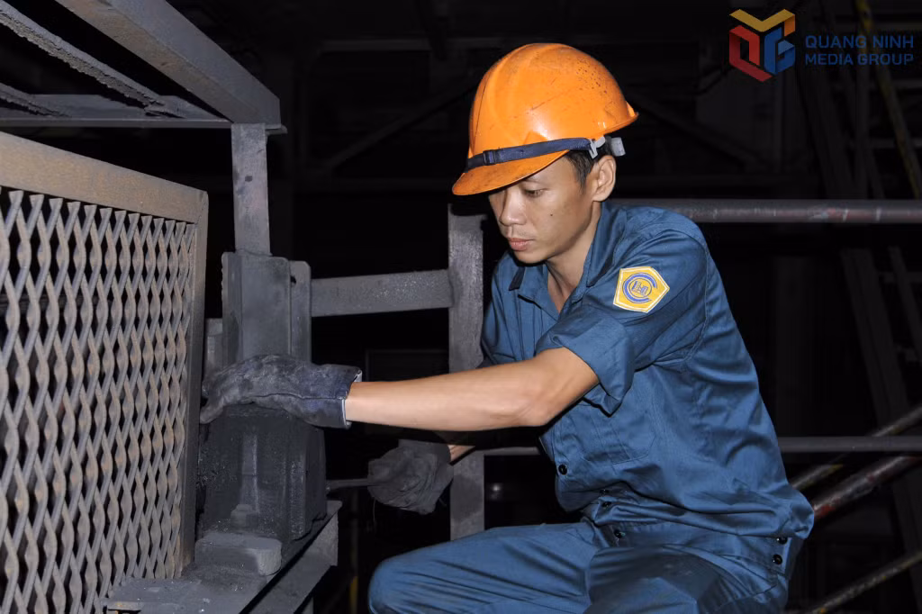 Anh Đoàn Trung Dũng là một người thợ tận tụy với công việc.