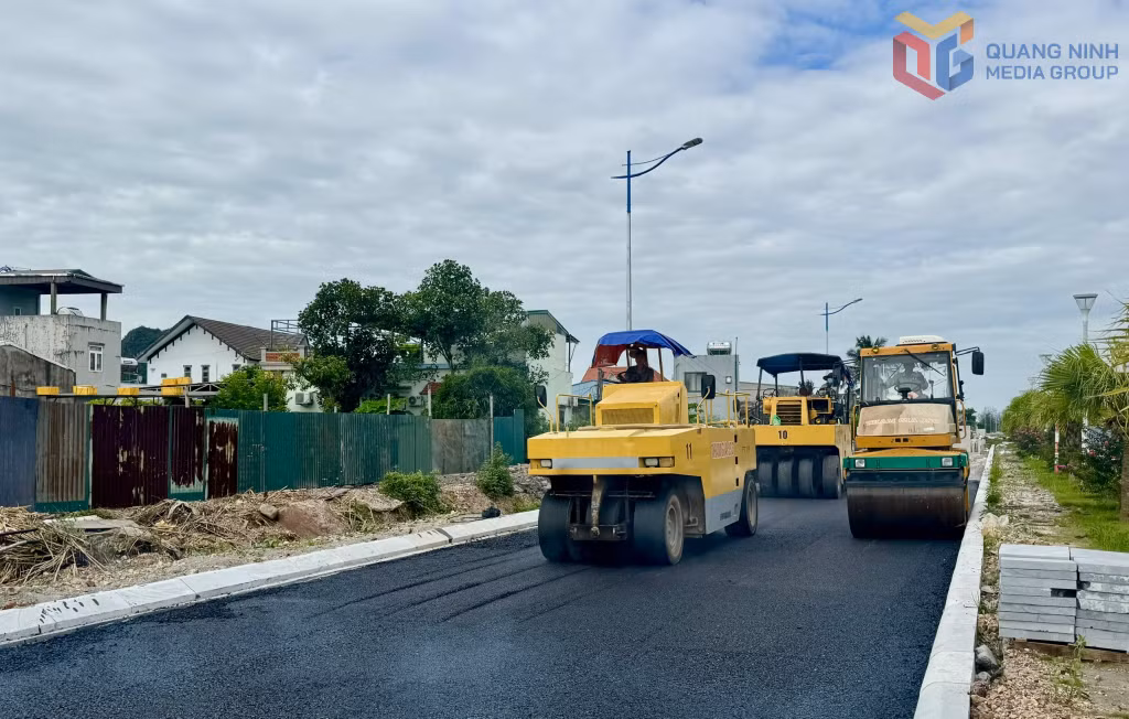 Thi công tuyến đường gom trục đường chính khu đô thị Cái Rồng (đặc khu Vân Đồn). Ảnh: Mạnh Trường