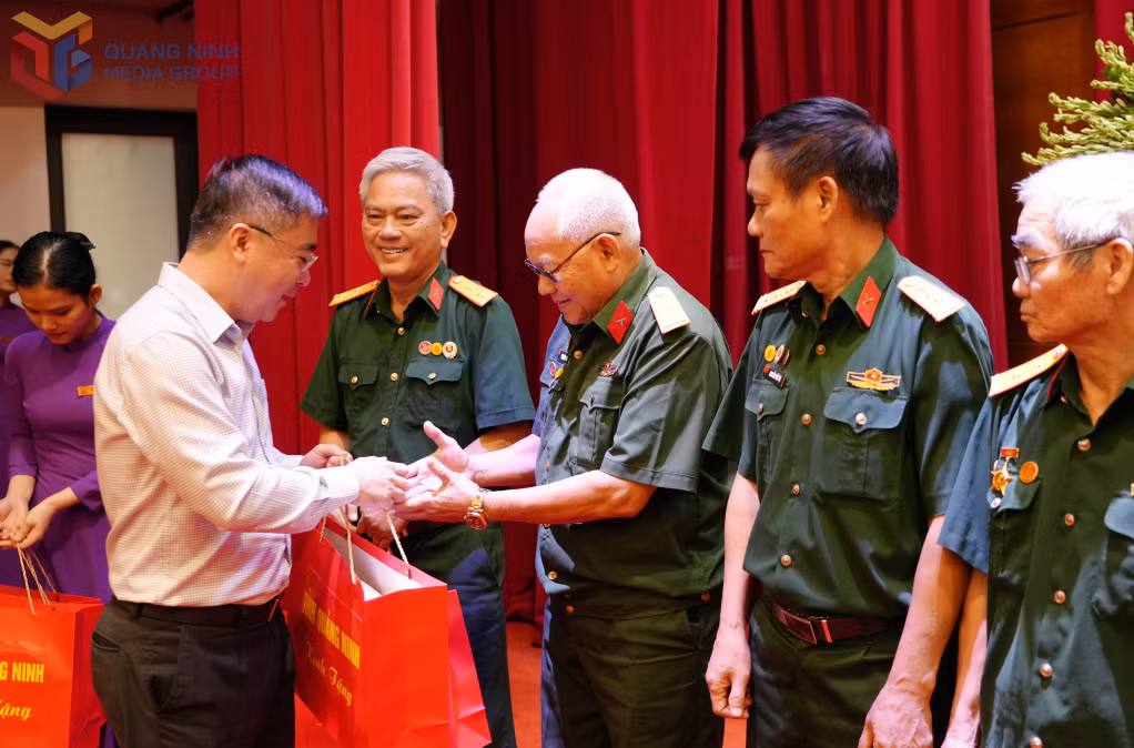 Lãnh đạo Ủy ban MTTQ tỉnh tặng quà người hoạt động kháng chiến bị nhiễm chất độc da cam/dioxin tại buổi gặp mặt nhân kỷ niệm 65 năm thảm họa da cam ở Việt Nam 10/8 (1961-2026).