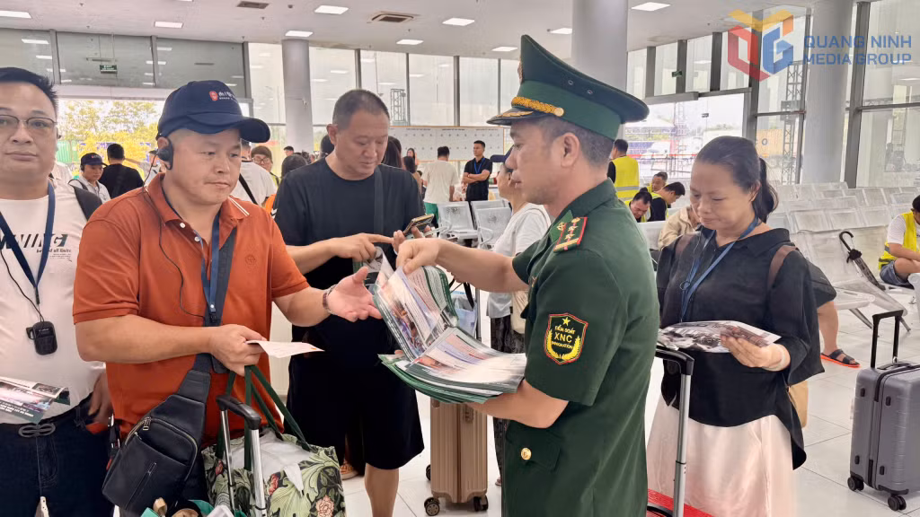 Thành viên Tổ dân vận đối ngoại (Đồn Biên phòng cửa khẩu quốc tế Móng Cái) tuyên truyền pháp luật tại cửa khẩu Bắc Luân II.