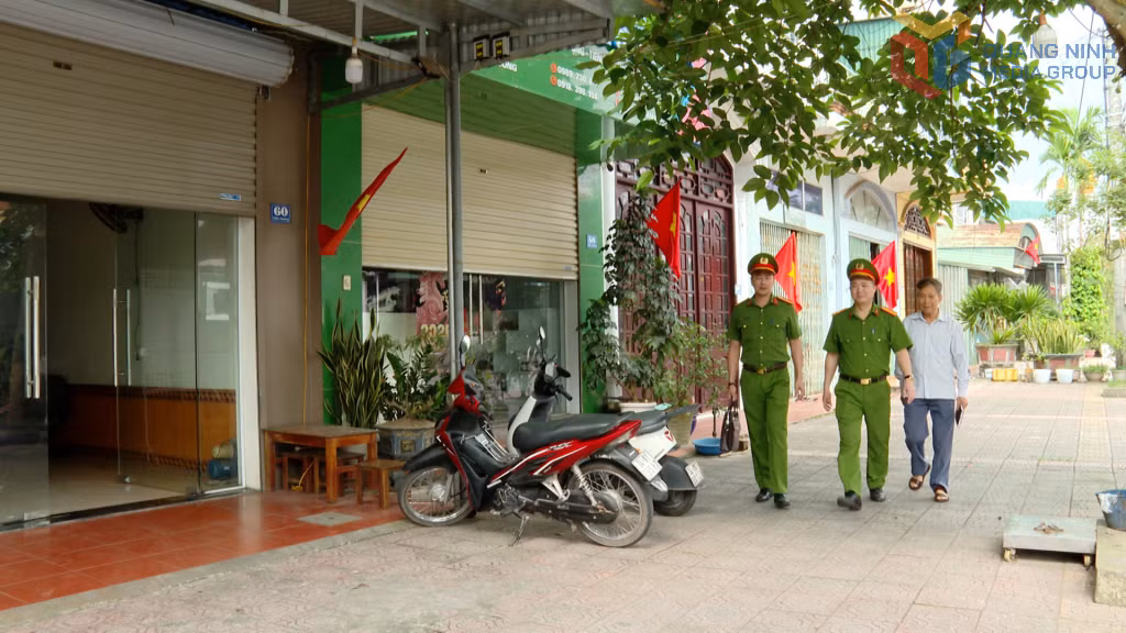 Công an xã Tiên Yên tổ chức xuống cơ sở để tuyên truyền pháp luật cho nhân dân.