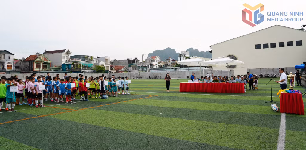 Quang cảnh khai mạc giải bóng đá nhi đồng phường Hà Tu năm 2026.