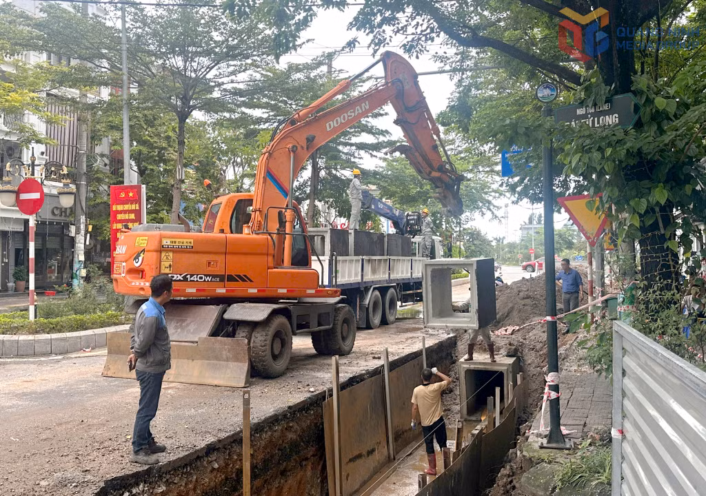Tổ chức làm nhiều mũi thi công các đoạn nhỏ để giảm thiểu ảnh hưởng tới giao thông và các hộ dân mặt đường.