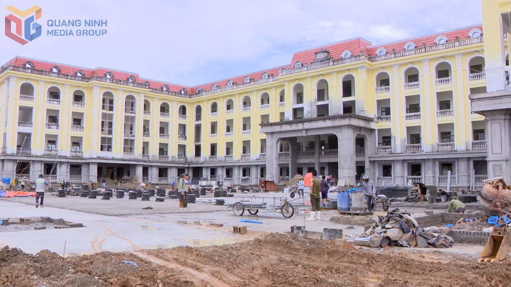 Trường THCS Hạ Long (đặc khu Vân Đồn) đang được gấp rút hoàn thiện, đưa vào sử dụng trong năm học 2026-2027.