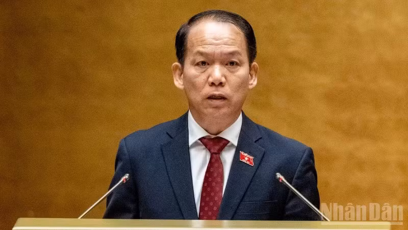 Thừa ủy quyền của Thủ tướng Chính phủ, Bộ trưởng Tư pháp Hoàng Thanh Tùng trình bày tóm tắt Tờ trình về dự án Luật. (Ảnh: THỦY NGUYÊN)
