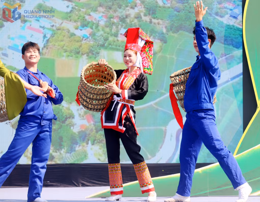 Các tiết mục giới thiệu về vẻ đẹp, tinh thần lao động của người dân vùng chè Đường Hoa được tái hiện qua chương trình nghệ thuật.