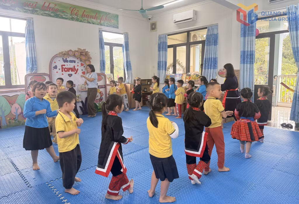 Giờ học của cô và trò Trường Mầm non Ba Chẽ.