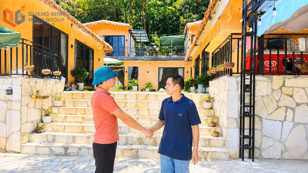 Ông Lê Văn Thắng, Trưởng thôn Cái Chiên (sau sáp nhập), động viên người dân phát triển du lịch, kinh doanh homestay trên địa bàn.