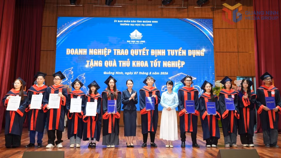 Đại diện các doanh nghiệp trao quyết định tuyển dụng cho các sinh viên của trường.