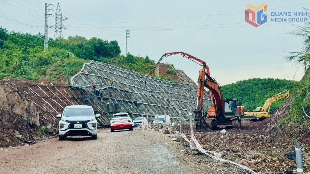 Thi công nút giao tuyến đường kết nối QL4B đến QL18 trên địa bàn xã Tiên Yên.