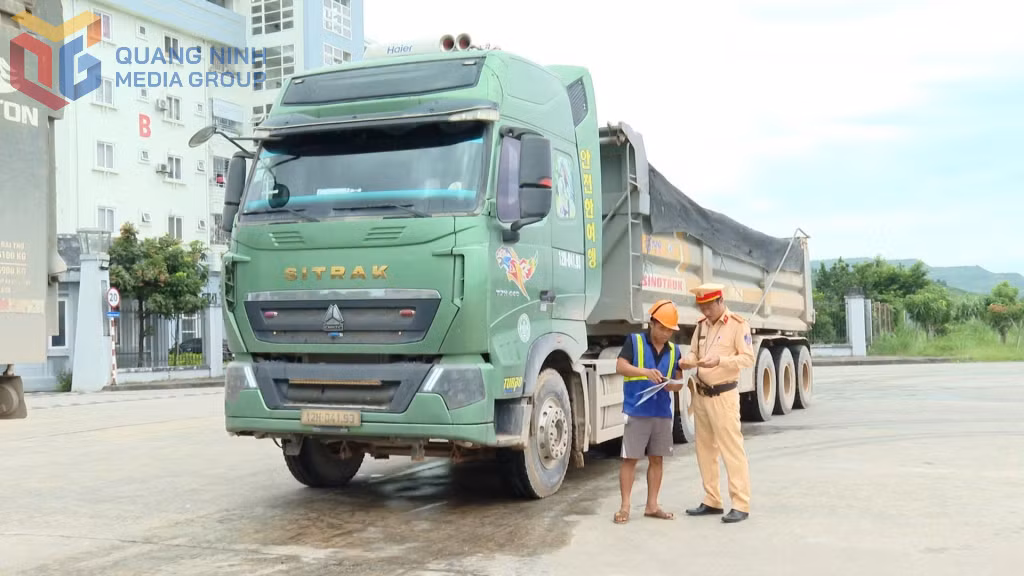 Lực lượng CSGT tiến hành kiểm tra phương tiện trên QL279 đoạn đi qua địa bàn phường Cao Xanh.
