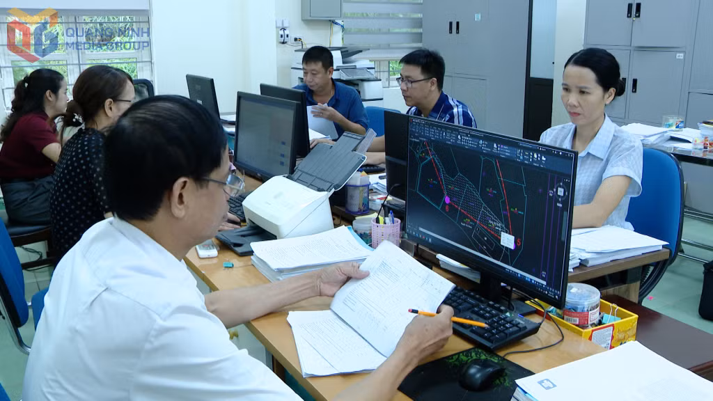 Cán bộ Trung tâm Cung ứng dịch vụ xã Quảng Đức hoàn thiện hồ sơ, phương án bồi thường phục vụ GPMB các CCN.