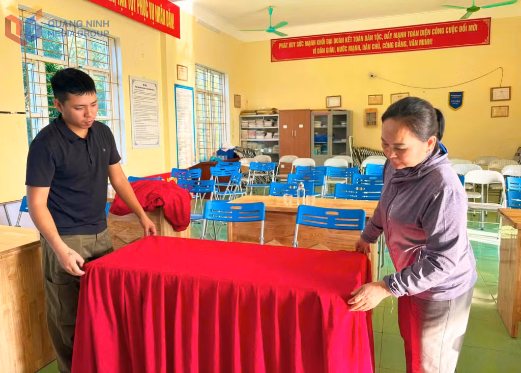 Tại đặc khu Cô Tô, các khu vực bỏ phiếu cũng đã được sắp xếp, kê dọn gọn gàng...