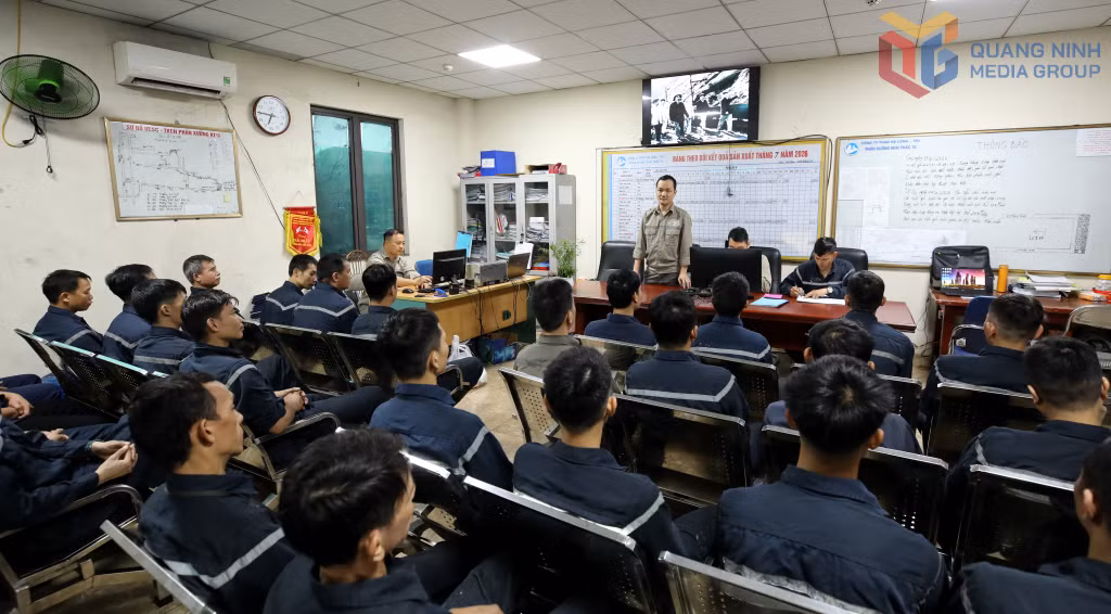 Mỗi ca sản xuất tại Công ty Than Hạ Long bắt đầu từ cuộc giao ban, giao kế hoạch sản xuất, kiểm tra an toàn và phân công nhiệm vụ trước khi công nhân xuống lò. (Ảnh chụp tại Phân xưởng Khai thác 10)