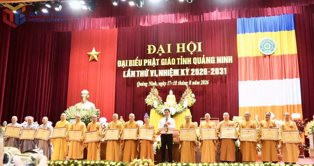 Nhiều cá nhân tiêu biểu công tác Phật sự được tặng Bằng khen của UBND tỉnh.